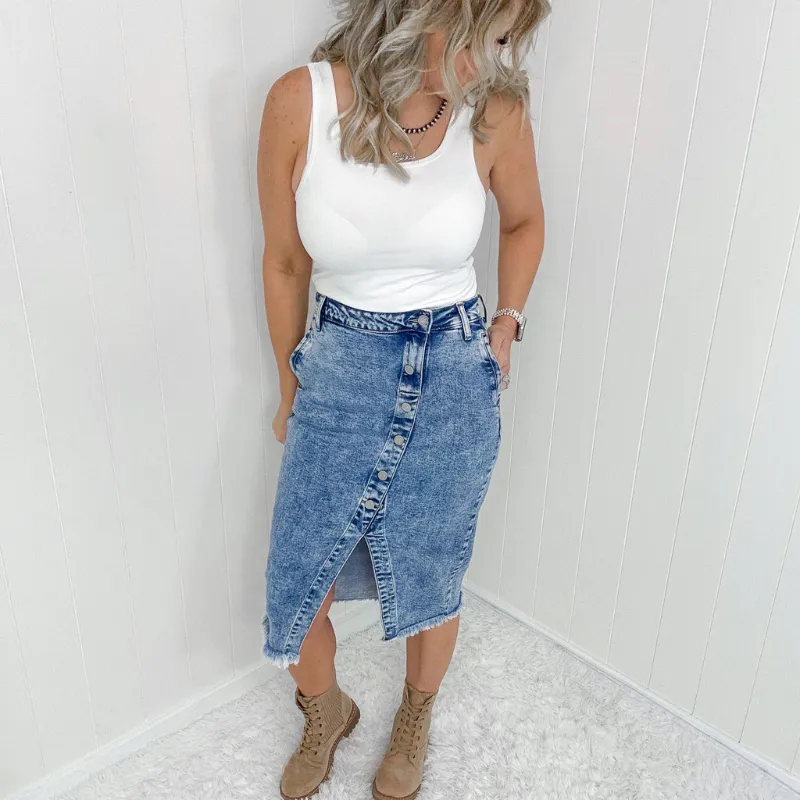 Sure! Here’s an optimized title for the product:

Blakeley Courtney Stylish Denim Skirt with Button and Slit Detail

This title includes modifiers to enhance clarity and appeal while highlighting key features of the product.