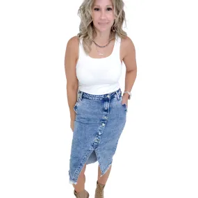 Sure! Here’s an optimized title for the product:

Blakeley Courtney Stylish Denim Skirt with Button and Slit Detail

This title includes modifiers to enhance clarity and appeal while highlighting key features of the product.